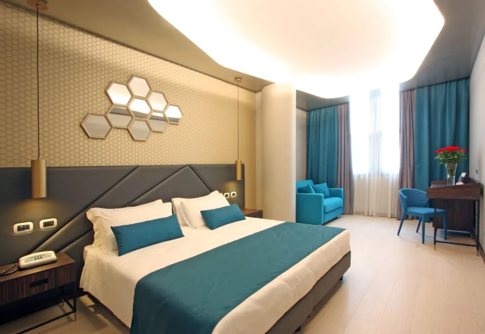 The Hive Hotel, Rom